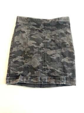 Free People Gray Black Camo Denim Mini Skirt Size 2 Stretch Bodycon